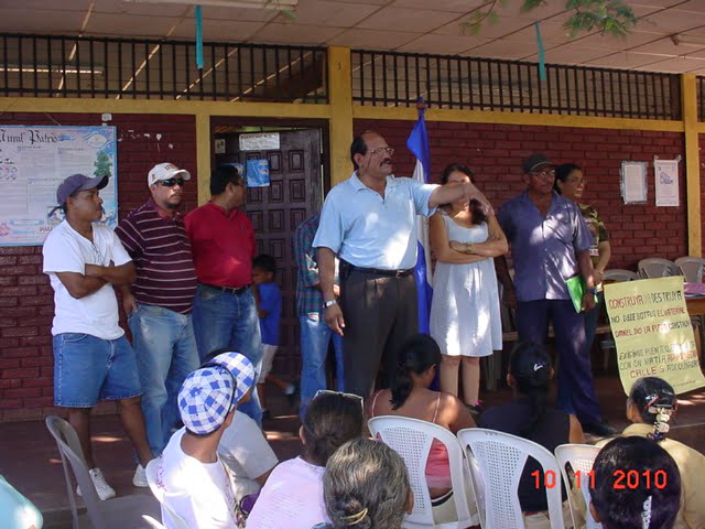 Concejales sandinistas con pobladores de Los Tanques